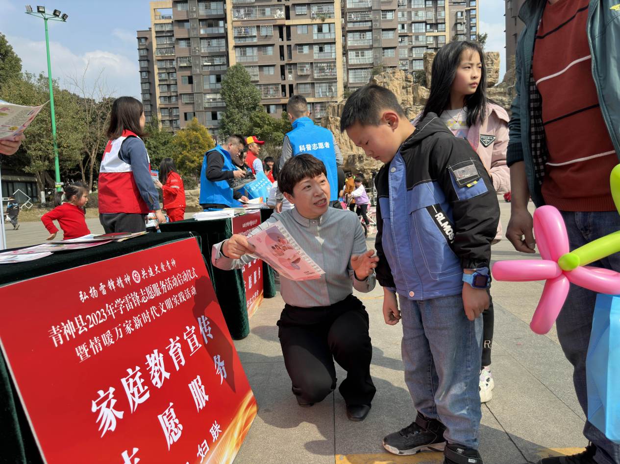 家庭服務(wù)宣傳志愿者現(xiàn)場講解未成年人保護知識