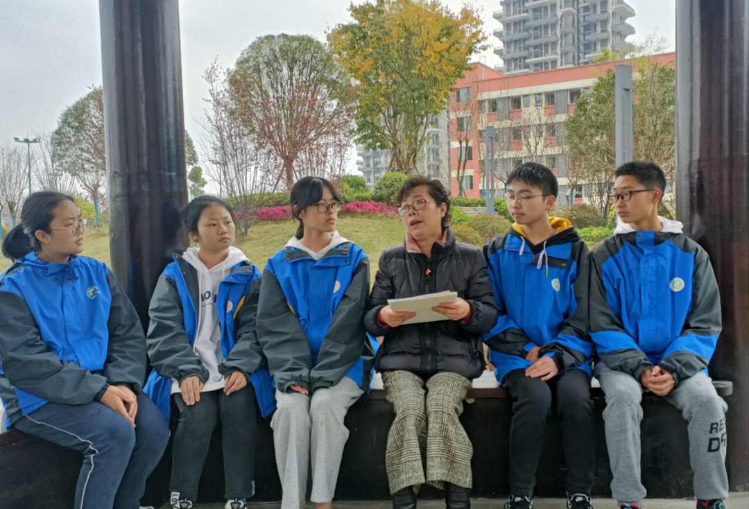 王曉梅和學生在一起.jpg