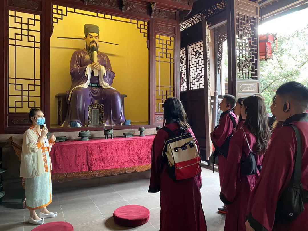 游客文明游覽三蘇祠。.jpg