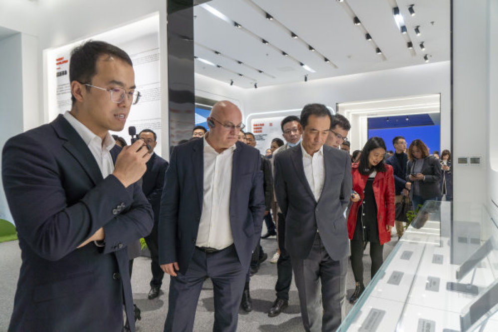 3月22日，中國歐盟商會副主席、西南分會主席馬曉利（Massimo Bagnasco）帶隊，32家企業50位嘉賓人赴眉實地參觀考察并座談交流。