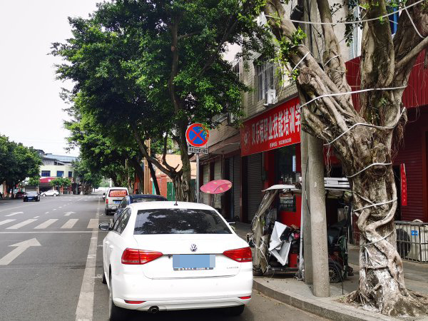 彭山區(qū)紫薇路，有車輛對(duì)違停標(biāo)識(shí)“視而不見(jiàn)”。