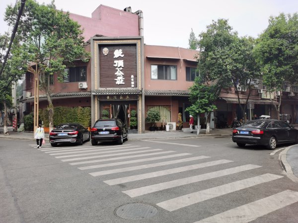  彭山區(qū)紫薇路，“蒙頂茶莊”門(mén)口，車輛隨意停放。