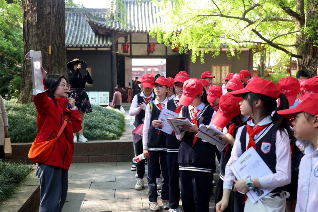 成都市小學師生在三蘇祠研學。.jpg
