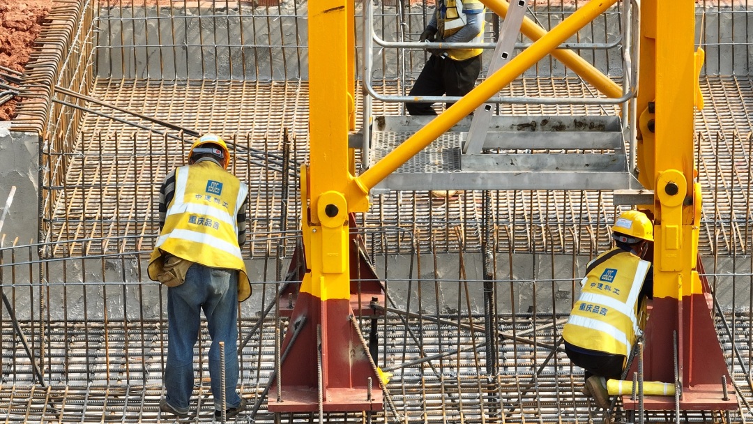 工人們在智能化建設設備輔助下有序施工。.jpg