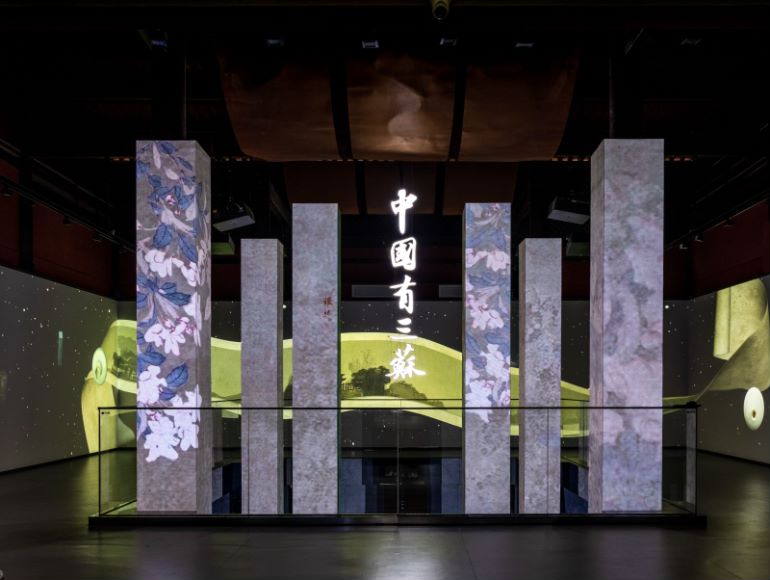 貫穿展覽一樓和負一樓的多媒體展示柱.jpeg