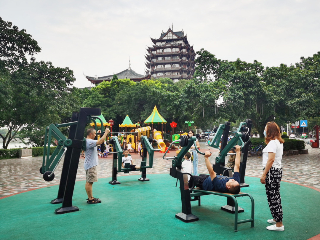 在眉山遠(yuǎn)景樓附近的健身場(chǎng)地，群眾正在健身運(yùn)動(dòng)。.jpg