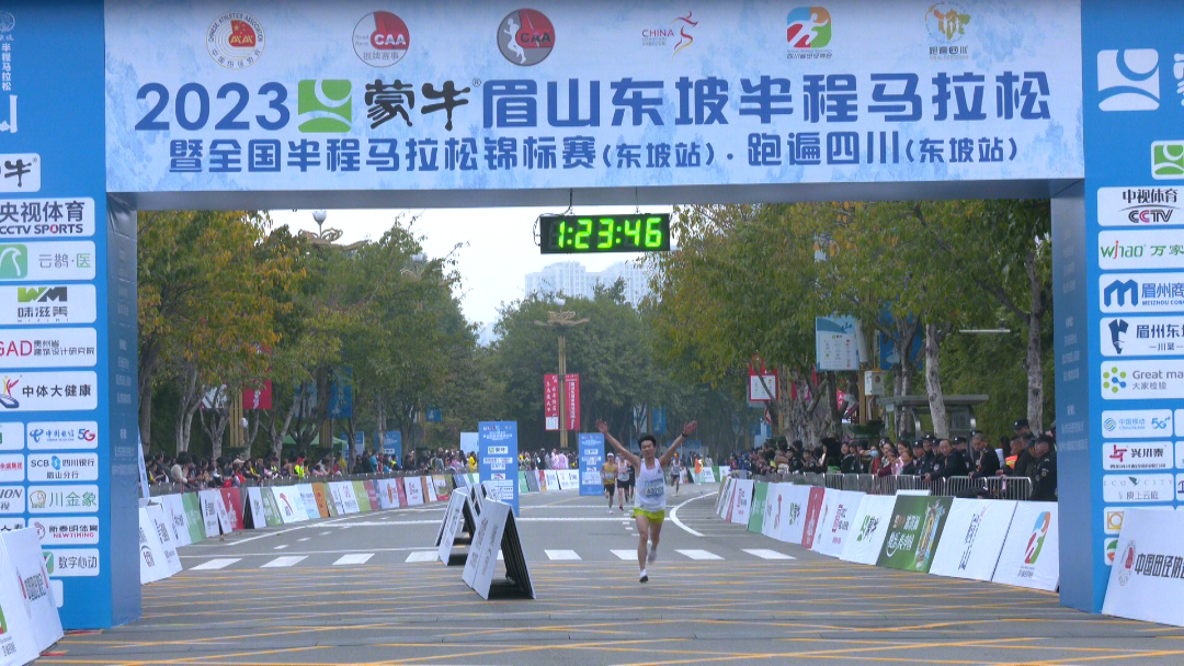  東坡馬拉松比賽現(xiàn)場，選手們奮力拼搏。