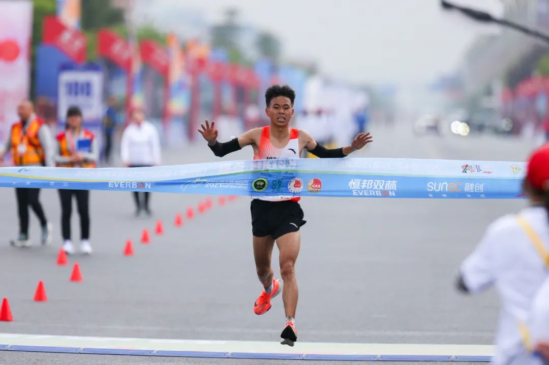  仁壽馬拉松比賽現(xiàn)場，參賽選手盡情奔跑。
