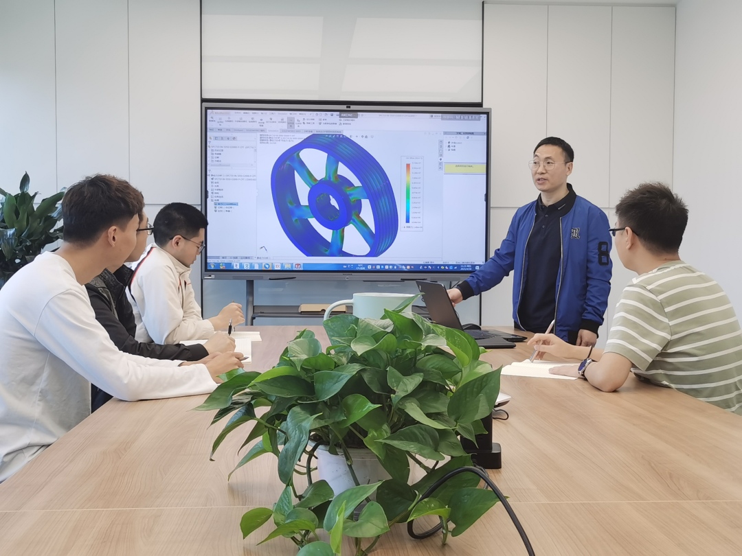 蔣林與團隊人員交流技術。.jpg