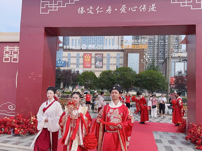 集體婚禮。