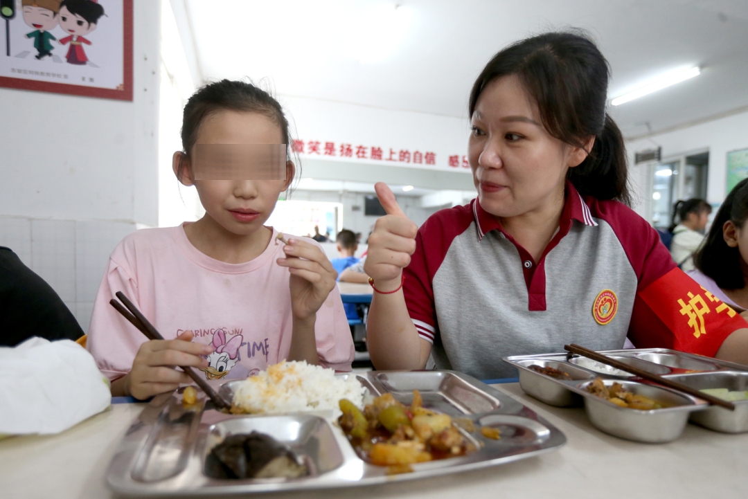 曾真老師正在陪同學生一起就餐。.JPG
