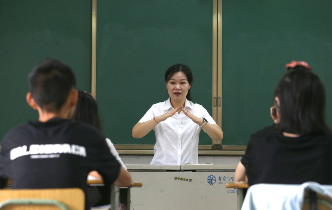 曾真老師正在用手語，為學生上課。.JPG