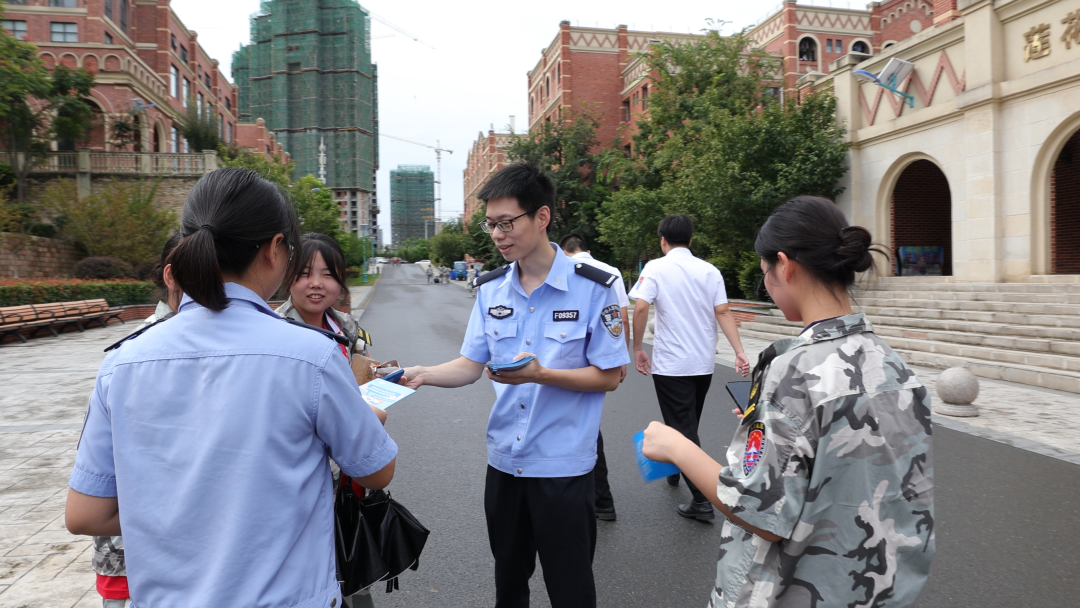 新區(qū)公安分局民警發(fā)放宣傳手冊，宣傳網(wǎng)絡(luò)安全知識。.png