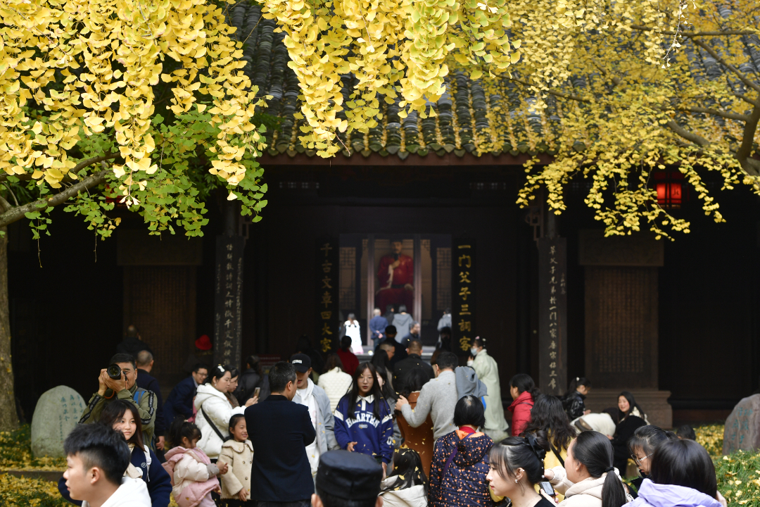 三蘇祠游人如織。