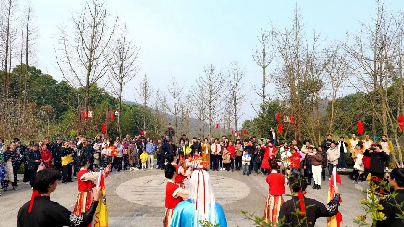 彭祖山景區開展“新春盛會”，推出龍年新春集市、彭祖駕到·巡游大劇場、《奇石之韻》新春展覽、投壺贏紅包、新年滾滾樂、登高擊鼓祈福等11項新春活動.jpg