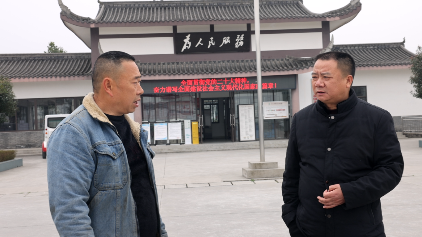  李雪平（右）正解答著村民提出的問題。