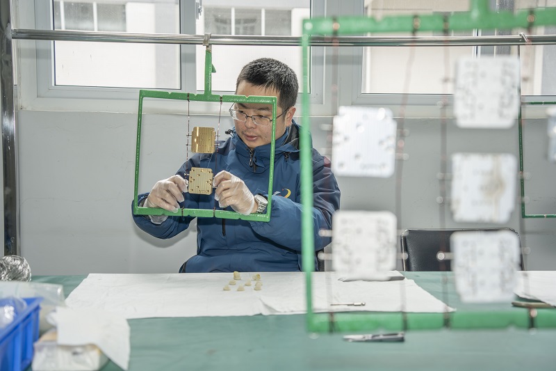  入駐企業員工正在進行導電氧化環節。