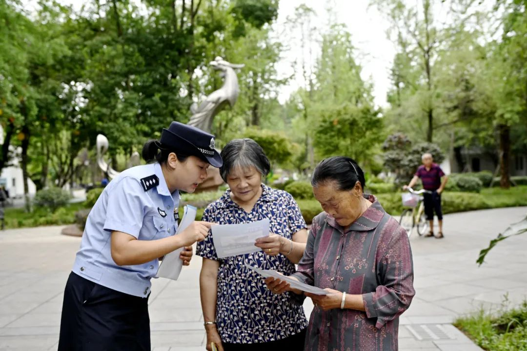 公安部門工作人員在鳳鳴公園向老年人宣傳防詐騙知識。