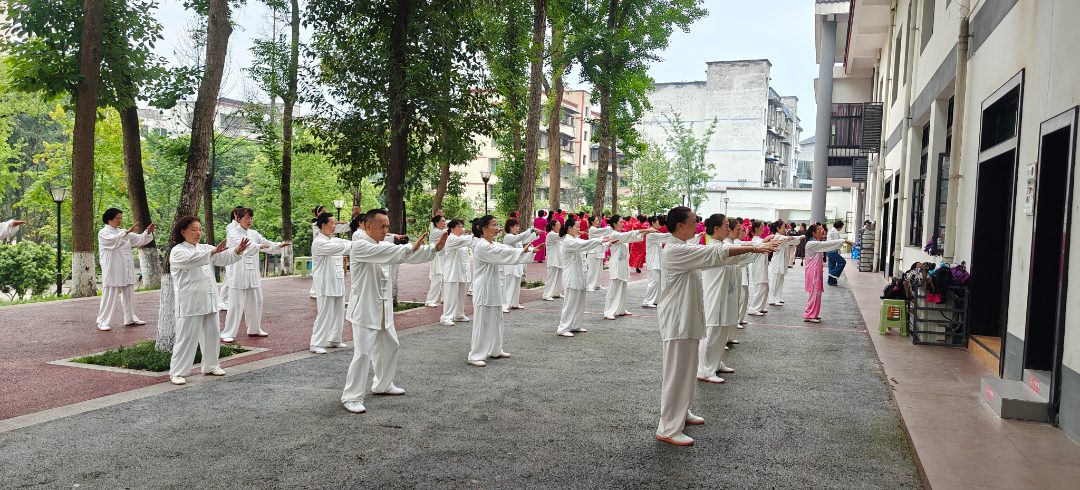彭山區(qū)老年大學學員在練習太極拳。