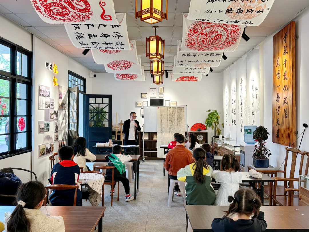 社區(qū)青少年在彭山記憶館參加興趣活動。