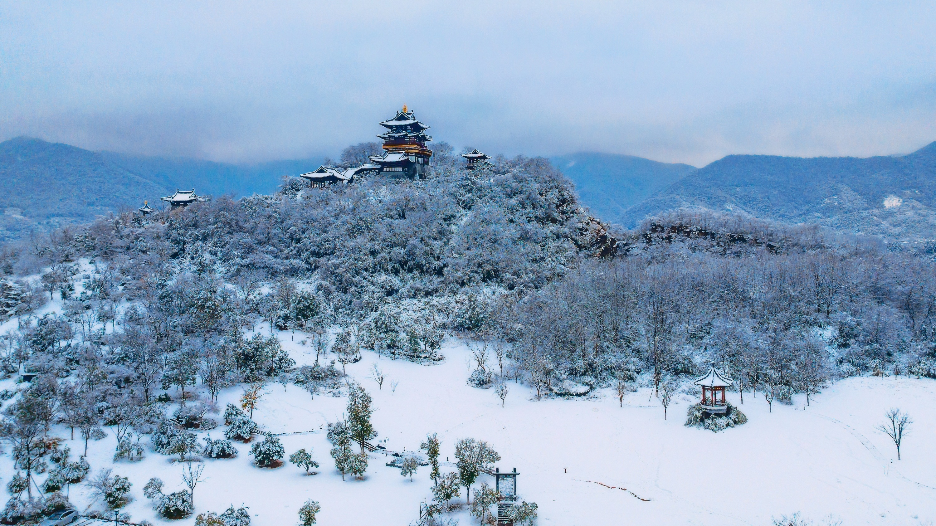 《雪落東坡閣》朱智輝 攝