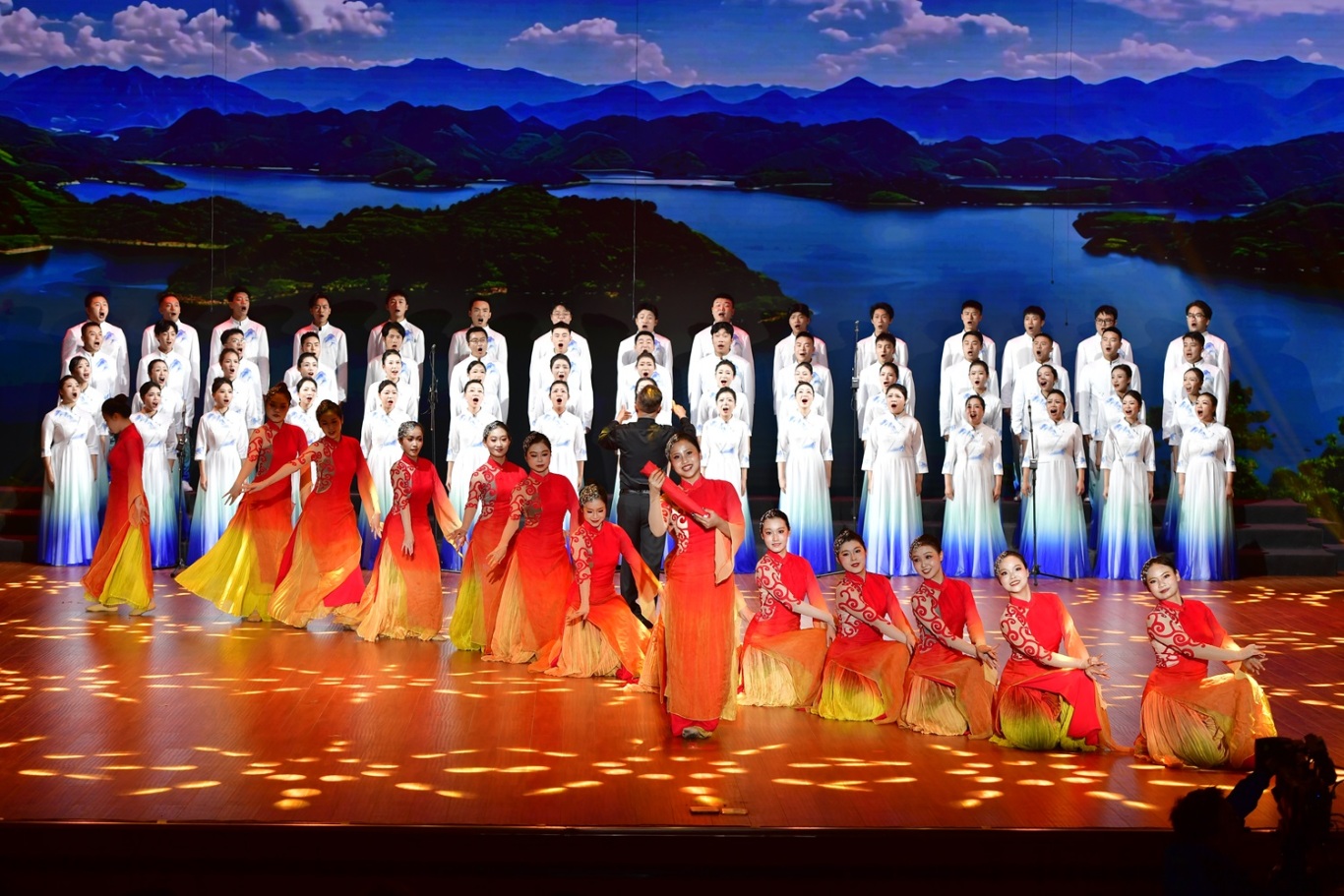 青神縣干部職工代表隊表演《向往》。眉山日報全媒體記者 廖波 攝.JPG
