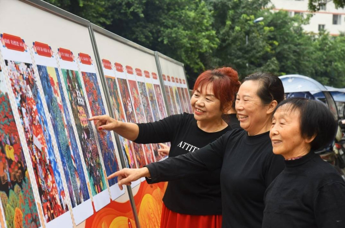 洪雅縣洪川鎮文塘社區，“我們的節日”民俗文化圖片展吸引群眾.jpg