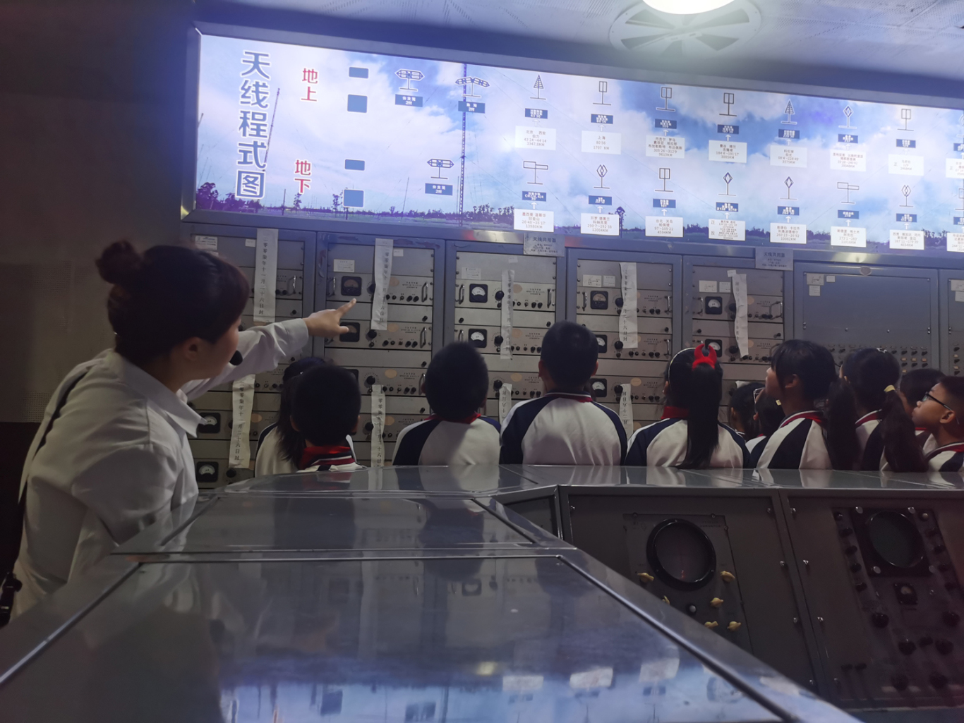 同學們在講解員的帶領下參觀了地下戰備通信博物館。.jpg