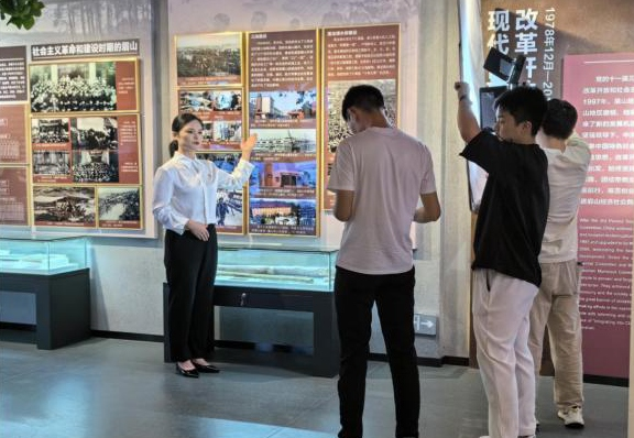 市史志編纂中心推出《弘揚三線精神 彰顯史志擔當》微黨課視頻。（資料圖片）.png