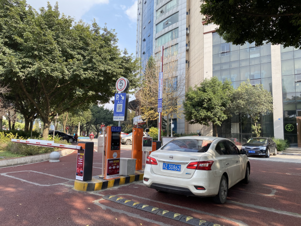  智慧停車場的建成投用，緩解了停車難問題。