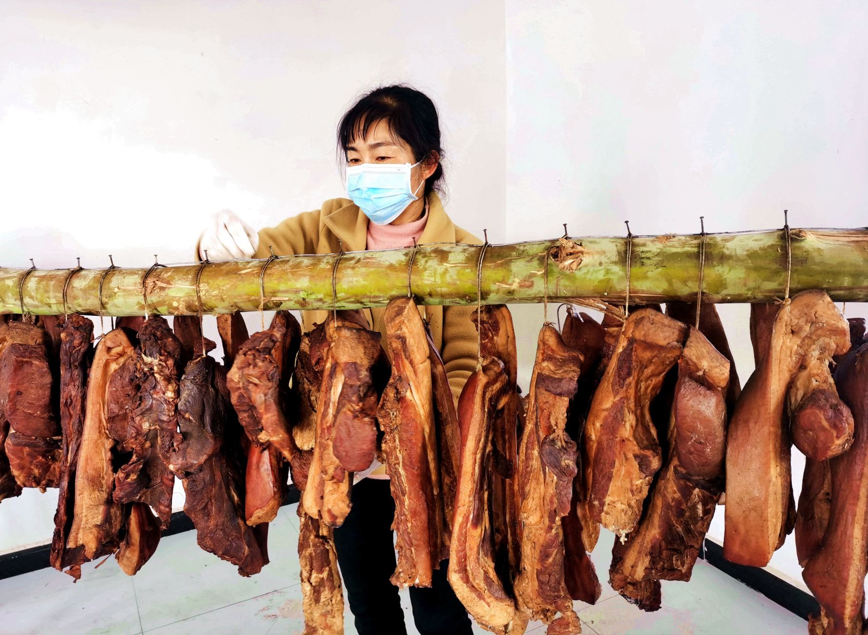 晾曬臘肉。