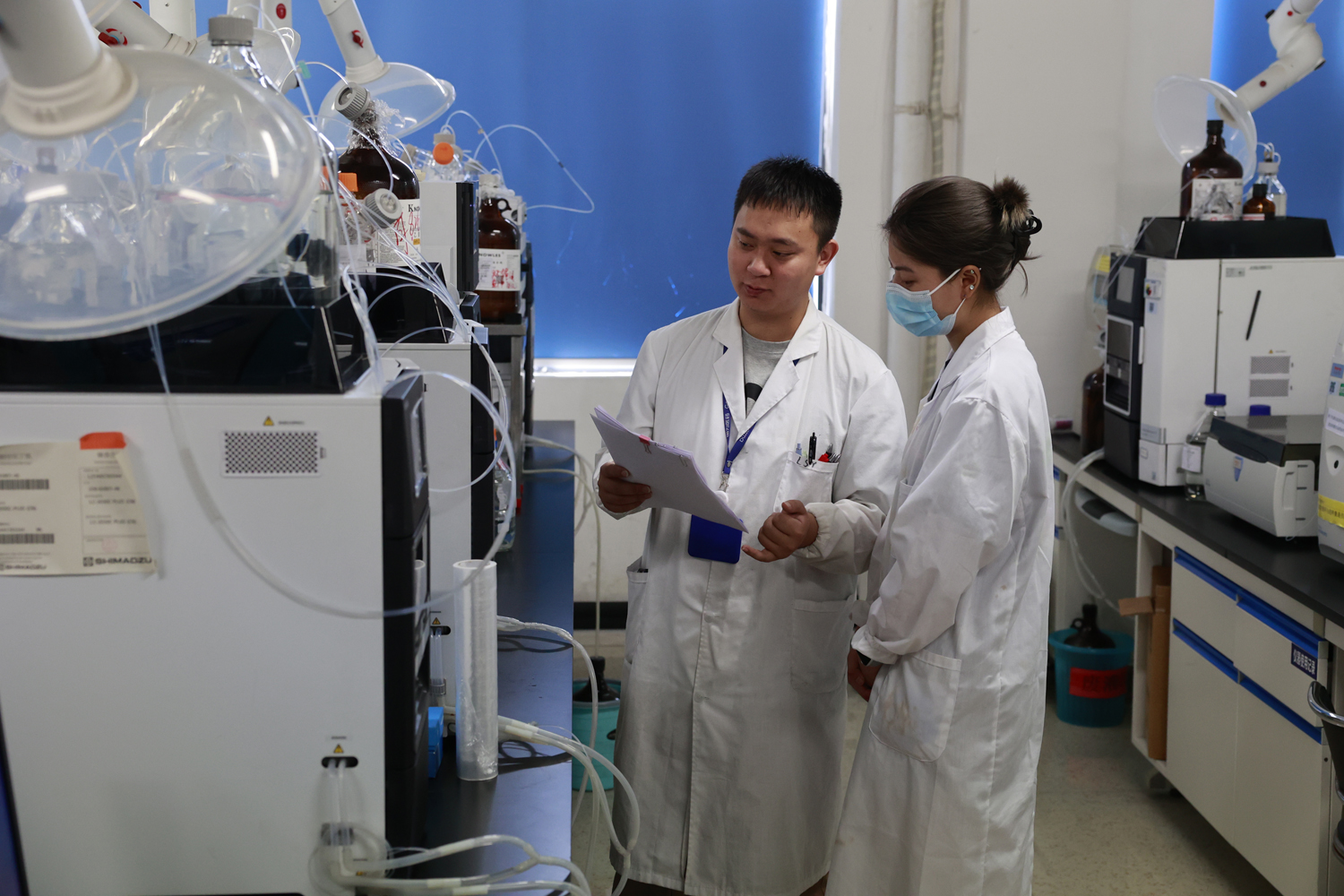 質量控制室內技術人員討論儀器檢驗操作過程。.jpg
