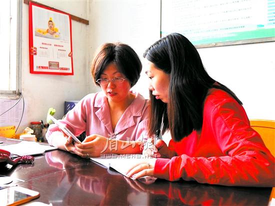 趙彩鳳（左）正在對普查員進行業務指導。_副本.jpg