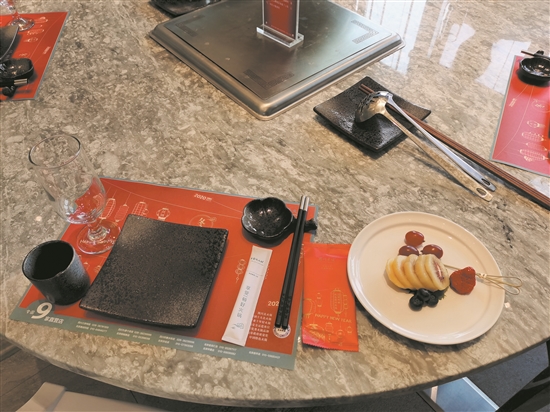 飯店里提供“公筷公勺”。.jpg