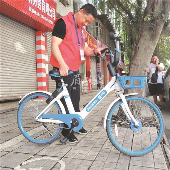 羅軍規(guī)范路邊亂停亂放的共享單車。.jpg