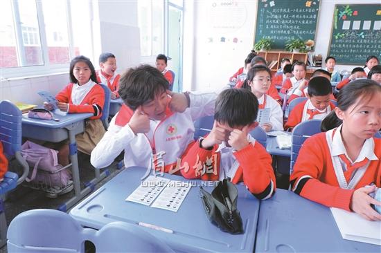 諸海蒂耐心地教導(dǎo)孩子用眼小知識。.jpg