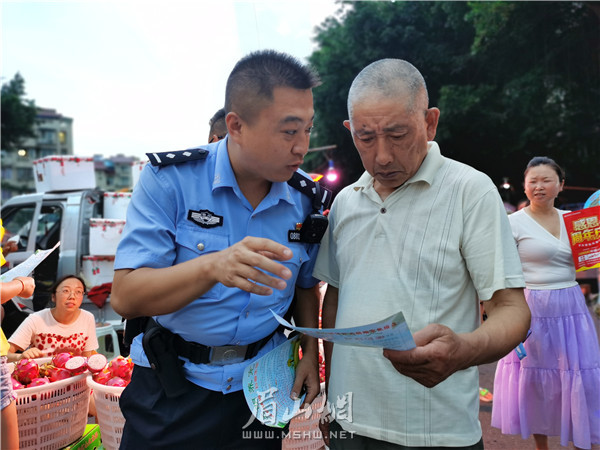 通惠派出所民警向市民宣傳文明養犬。