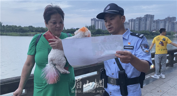 大石橋派出所向市民發放文明養犬資料并講解。