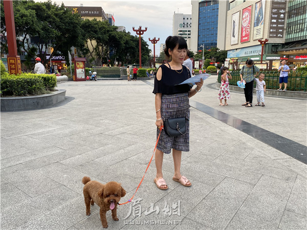市民認真閱讀宣傳資料，自覺踐行文明養寵。