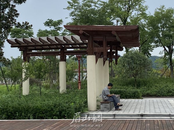 市民在公園文明游玩。