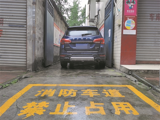 7月16日13時(shí)53分，長(zhǎng)閑路一私家車(chē)占用消防通道。